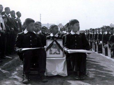수송초등학교 학생이 경찰의 총에 맞다